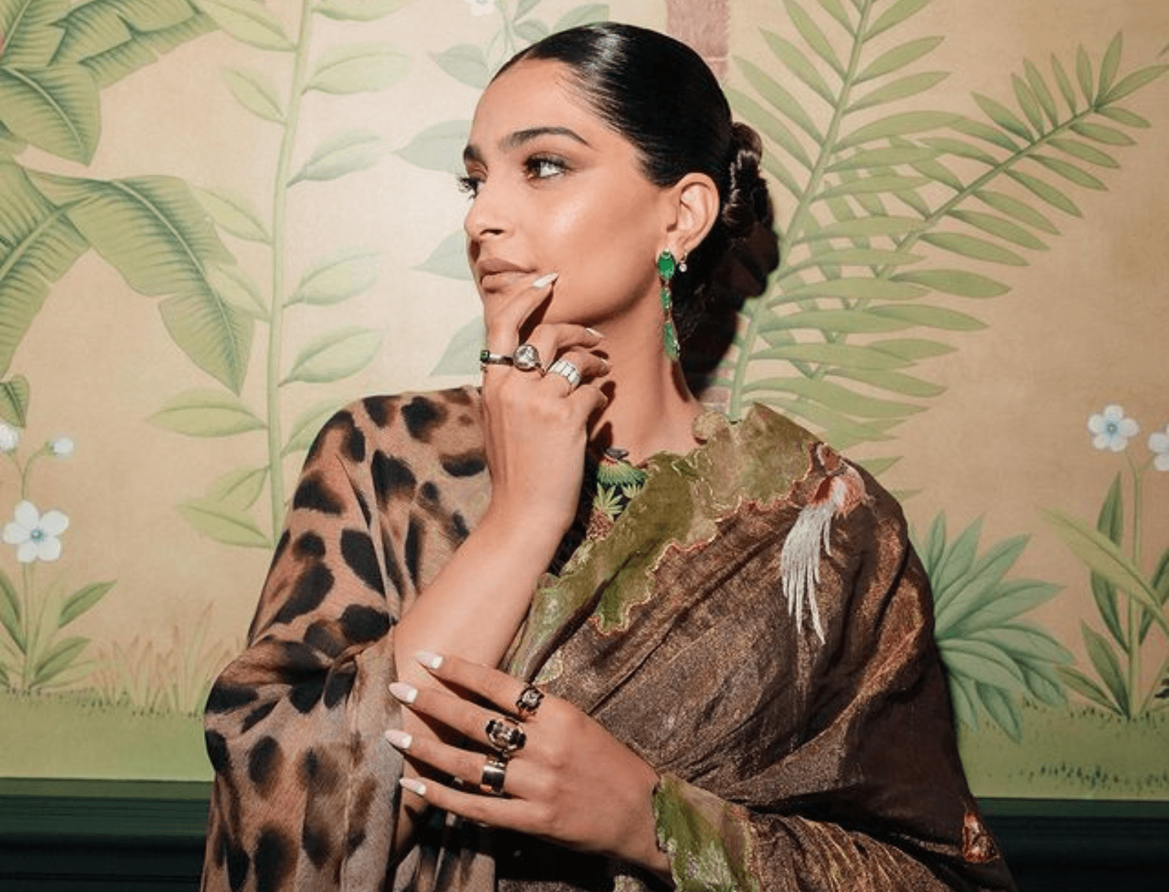 Sonam Kapoor&#8217;s Regal Saree Has A Touch Of Real Gold &amp; Silver