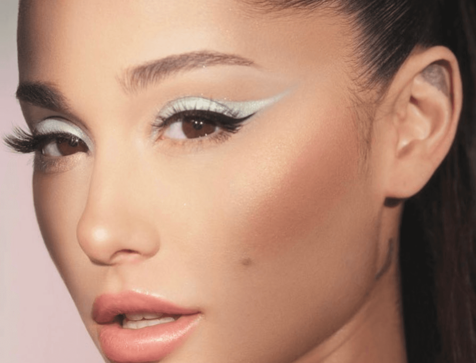 How Ariana Grande Gets Her Retro Cat Eye Look