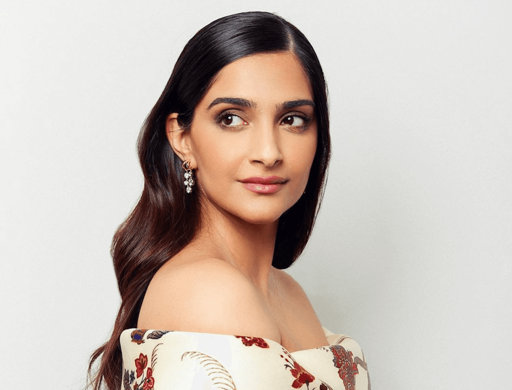 This Is How Sonam Kapoor&#8217;s Aunty Taught Her To Remove A Summer Tan