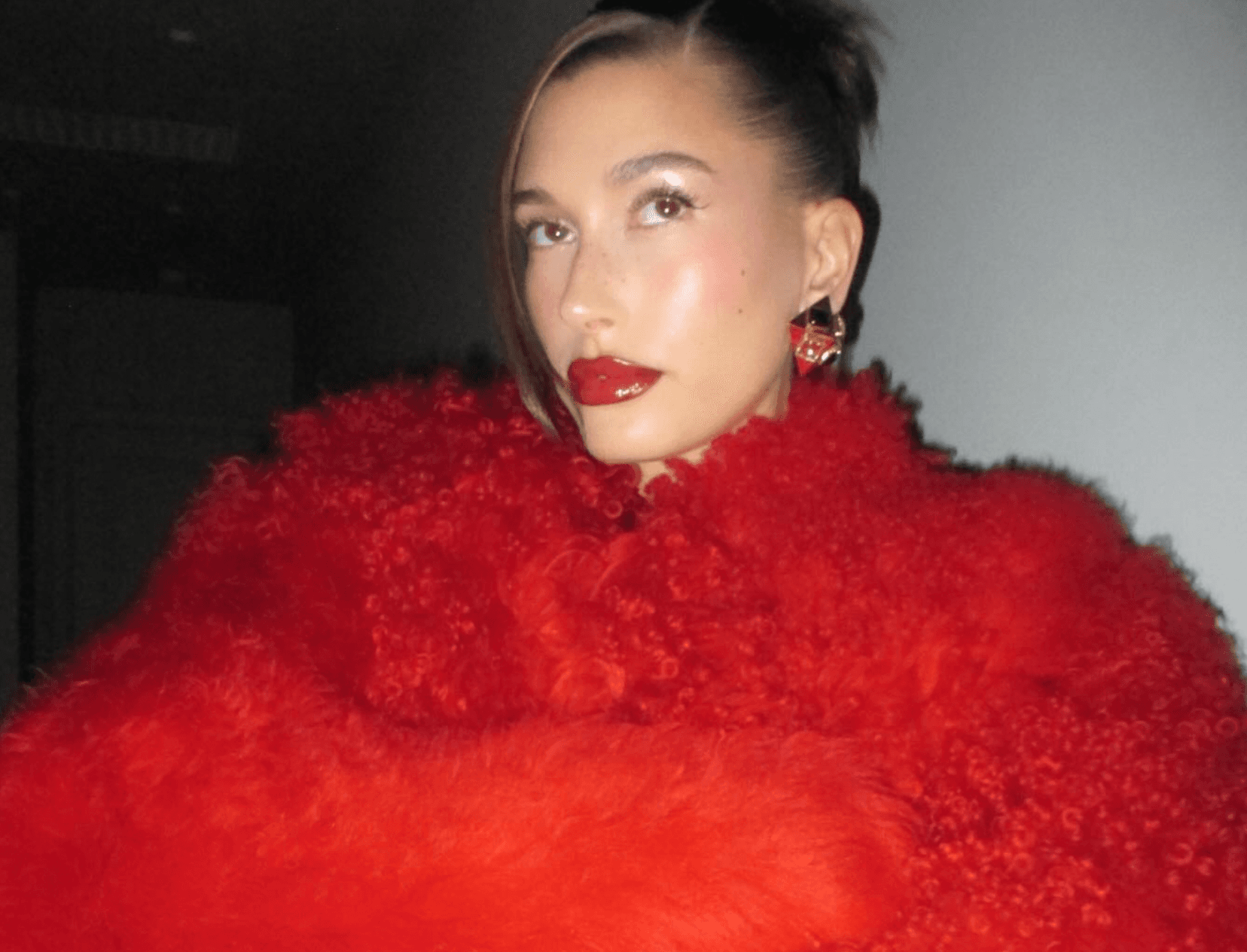 How To Recreate Hailey Bieber&#8217;s Sugar Plum Fairy Makeup Look For Your New Year&#8217;s Brunch